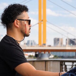【Staff Style】赤好きスタッフのリアル愛用コーデ!🔴
「本革×磁気活」の3WAYストラップ、スタッフも毎日リアルに愛用中!
大の赤好きなスタッフは、ストラップもメガネホルダーも“フルレッド”でまとめています。
最近はPC作業時のメガネや、外出時のサングラスを掛け外す機会が一気に増えたのですが、この3WAY磁気活ストラップが本当に重宝しています!
メガネやサングラスを外したときの「置き場所問題」が一発解決✨
黒Tシャツやチェックシャツなど、シンプルなコーディネートのアクセント(差し色)としても大活躍してくれます。イタリアンレザーだからこそ発色が美しく、大人っぽい上品さが出るのもお気に入りポイント。
首・肩のコリをケアしながら、お洒落も妥協しない。
デスクワークの相棒としても、休日のお出かけアイテムとしても大重宝しています!
同色でまとめるのはもちろん、ストラップとケースの色を変えてバイカラーにするのもおすすめです!
ぜひ色選びの参考にしてみてくださいね!
🔗 プロフィール欄( @monorostore )のURLからMakuakeページをご覧いただけます!
#3WAY磁気活ストラップ #ピップマグネループ #本革ストラップ #グラスコード #メガネストラップ